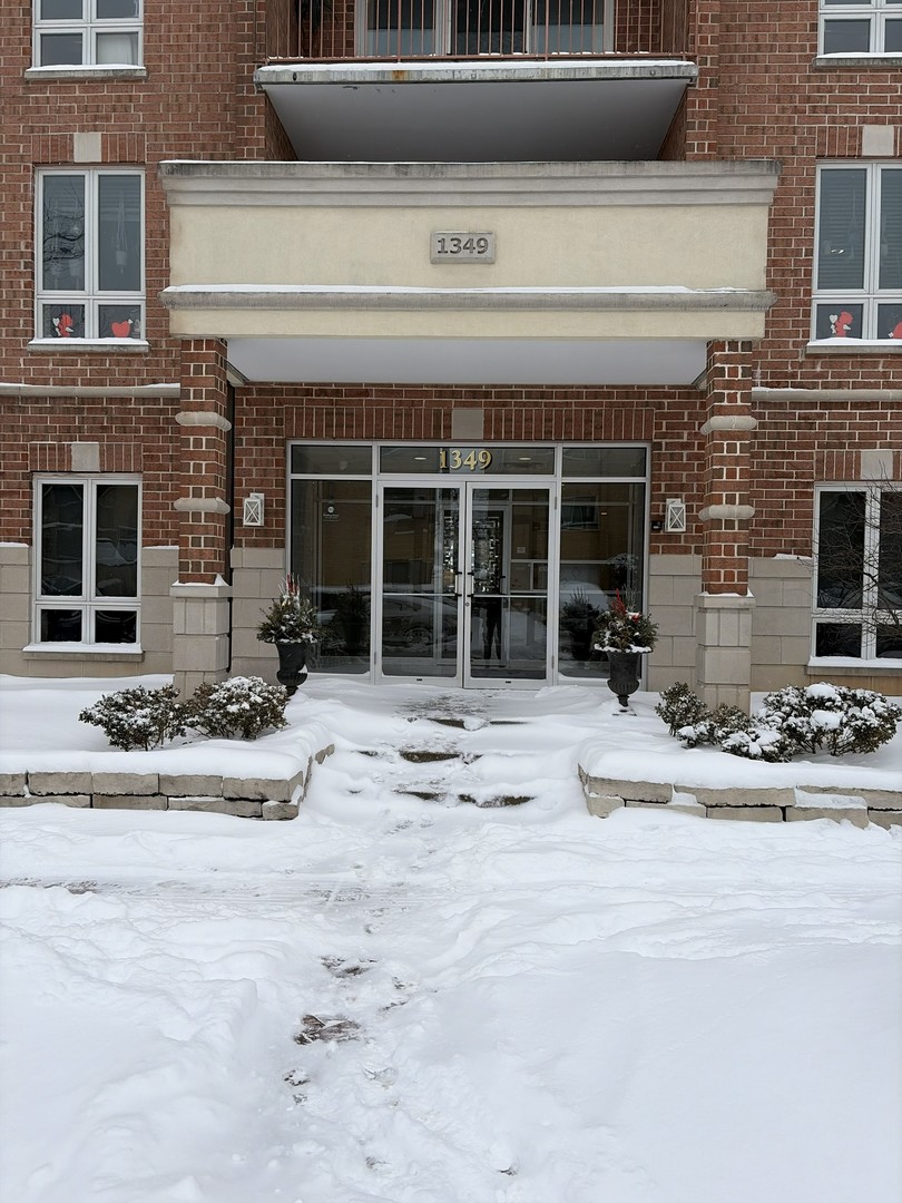 1349 E Washington Street #404, Des Plaines, IL 60016