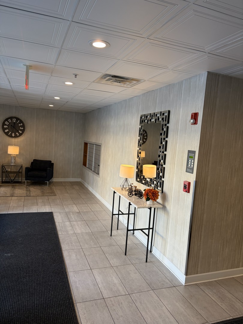 1349 E Washington Street #404, Des Plaines, IL 60016