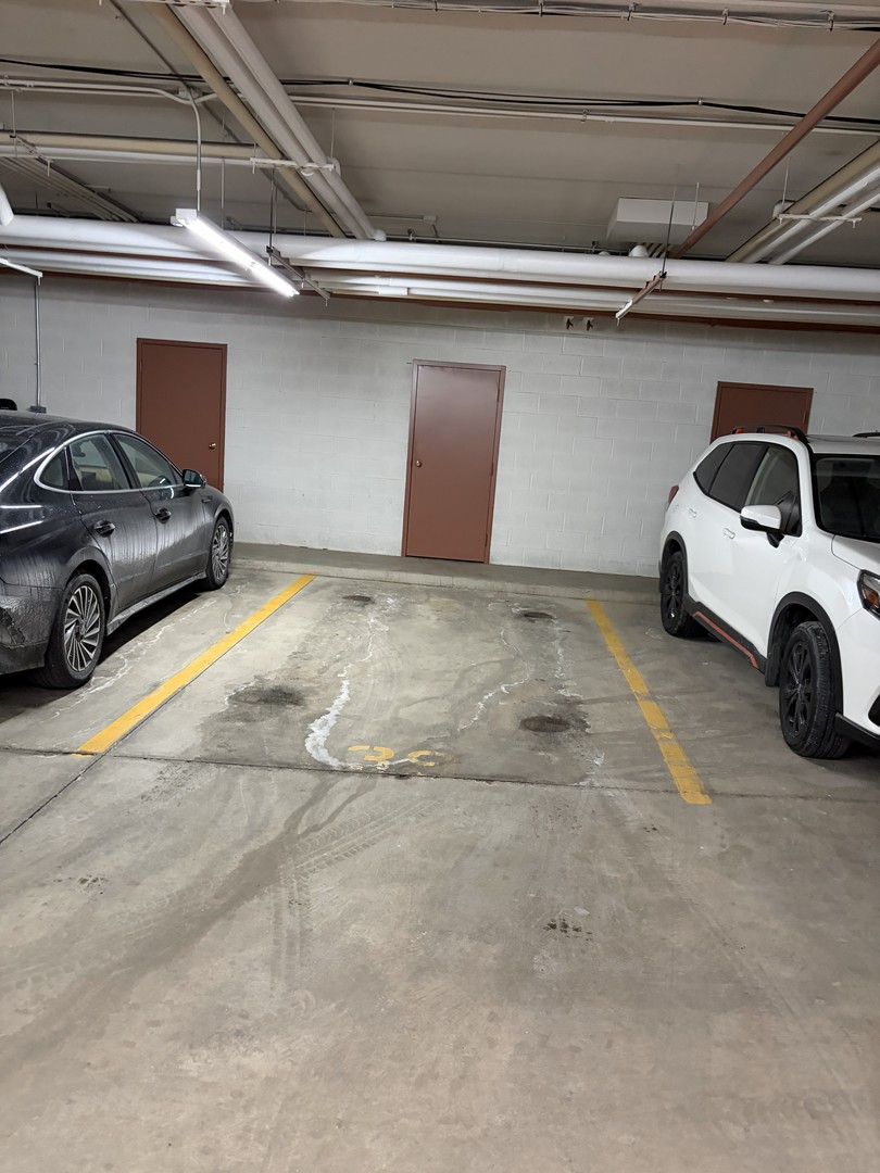 1349 E Washington Street #404, Des Plaines, IL 60016