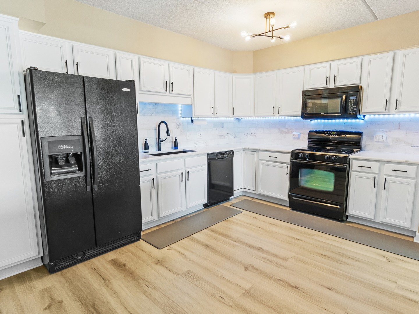 1349 E Washington Street #404, Des Plaines, IL 60016