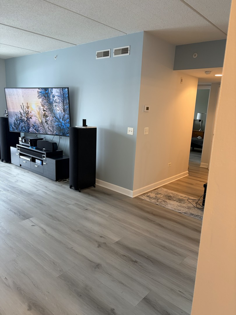 1349 E Washington Street #404, Des Plaines, IL 60016