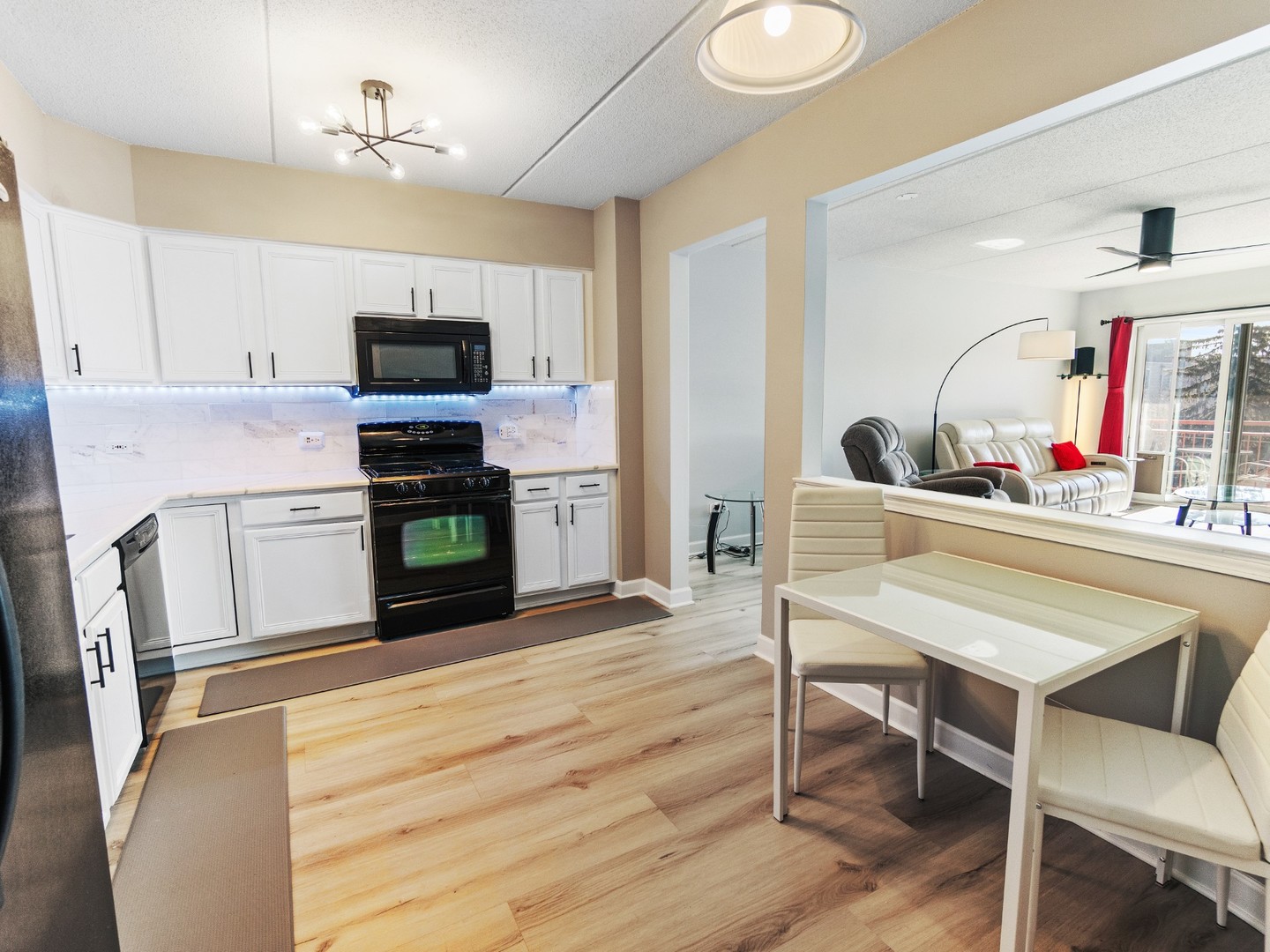 1349 E Washington Street #404, Des Plaines, IL 60016