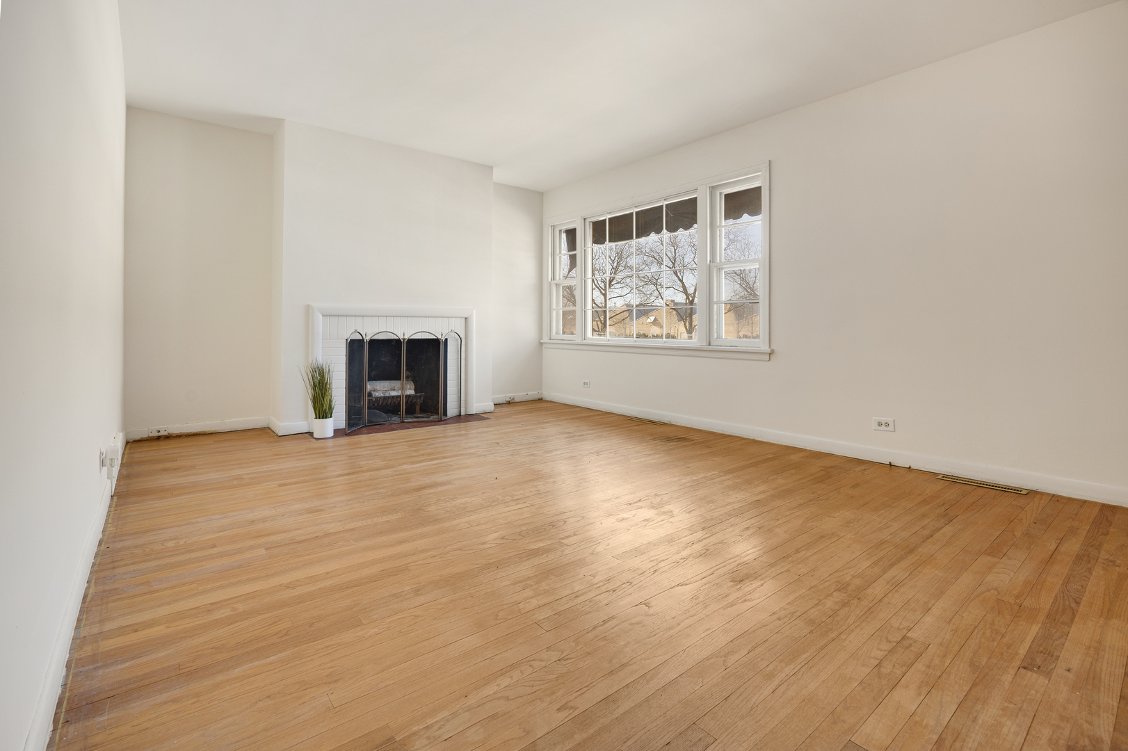 851 N Grove Avenue, Elgin, IL 60120