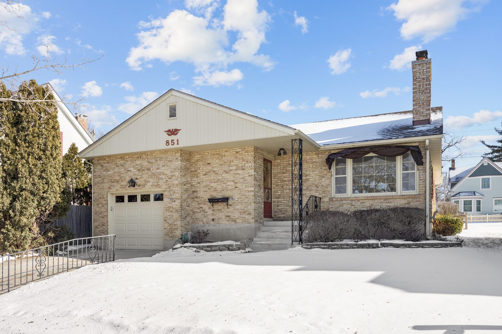851 N Grove Avenue, Elgin, IL 60120