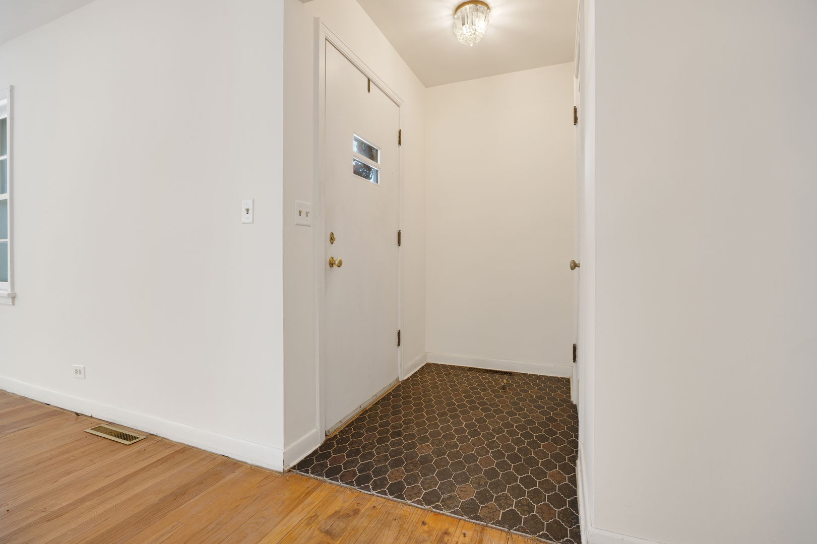 851 N Grove Avenue, Elgin, IL 60120