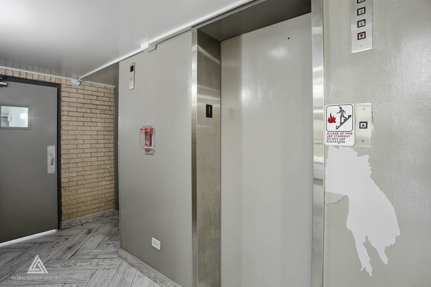 7301 Willow Springs Road #207, Countryside, IL 60525