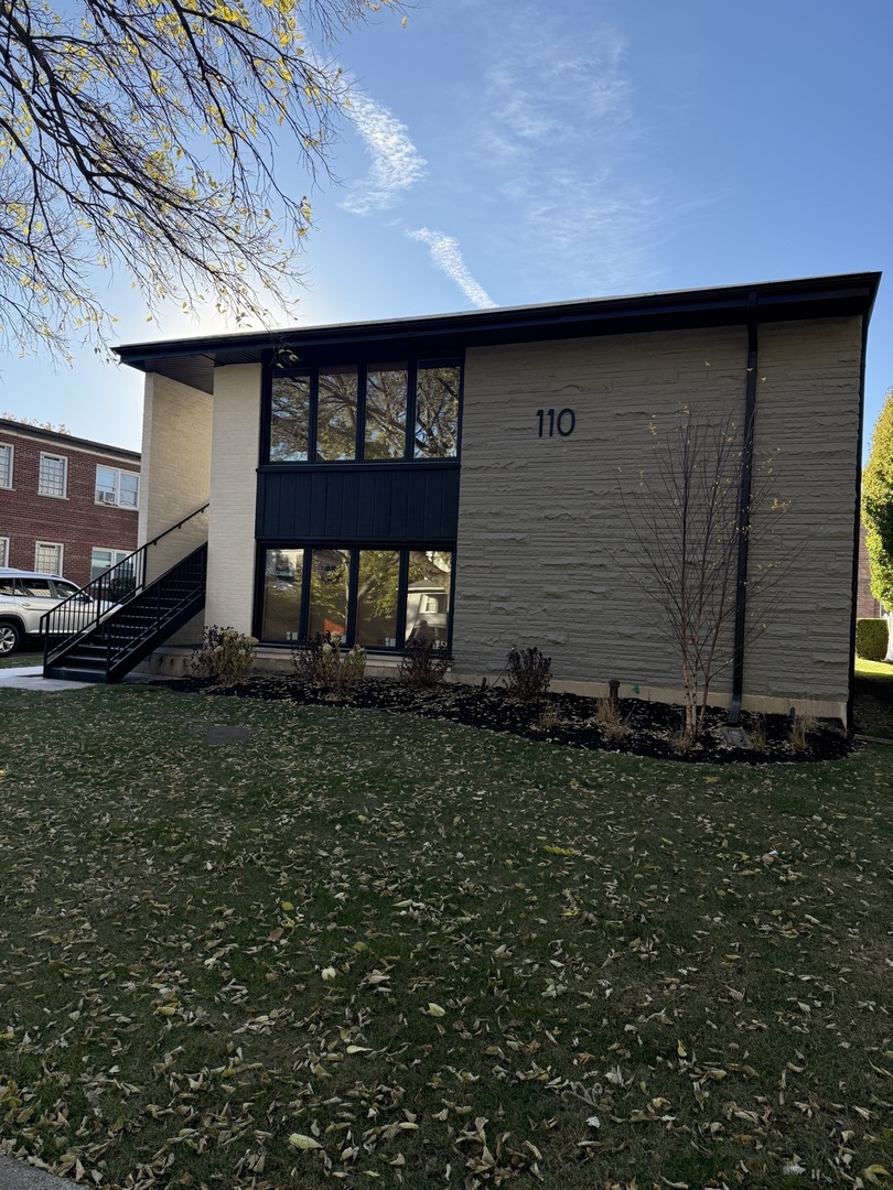 110 N Willow Road, Elmhurst, IL 60126