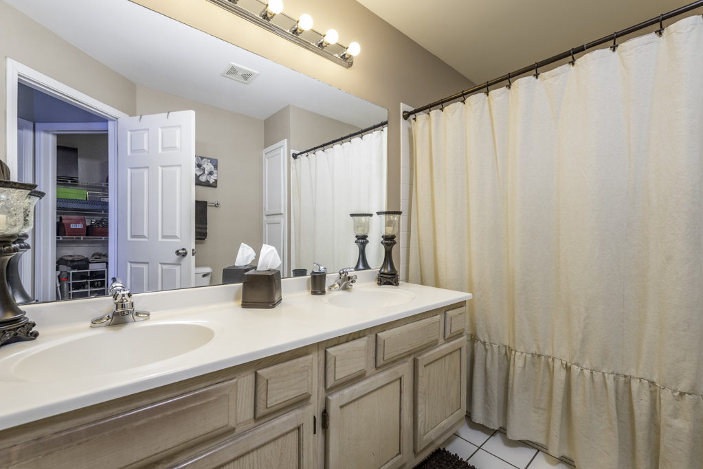 110 Lauralton Street, Lake Bluff, IL 60044