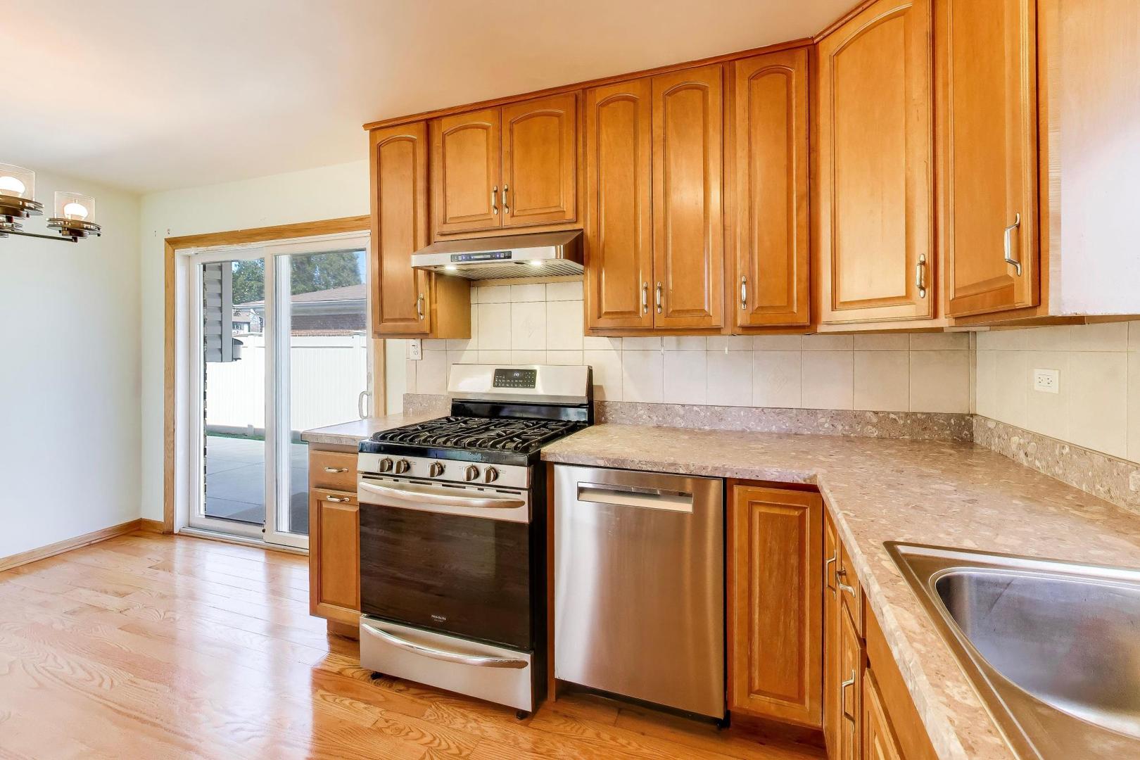 10864 Liberty Grove Drive, Willow Springs, IL 60480