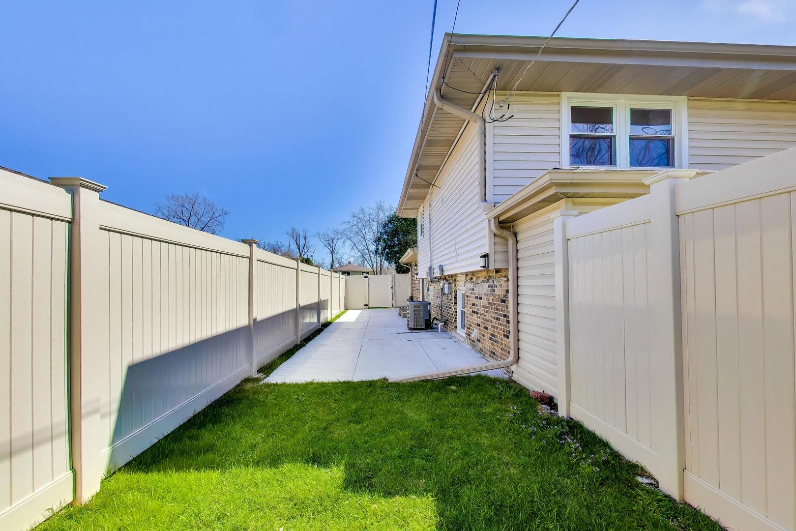 10864 Liberty Grove Drive, Willow Springs, IL 60480