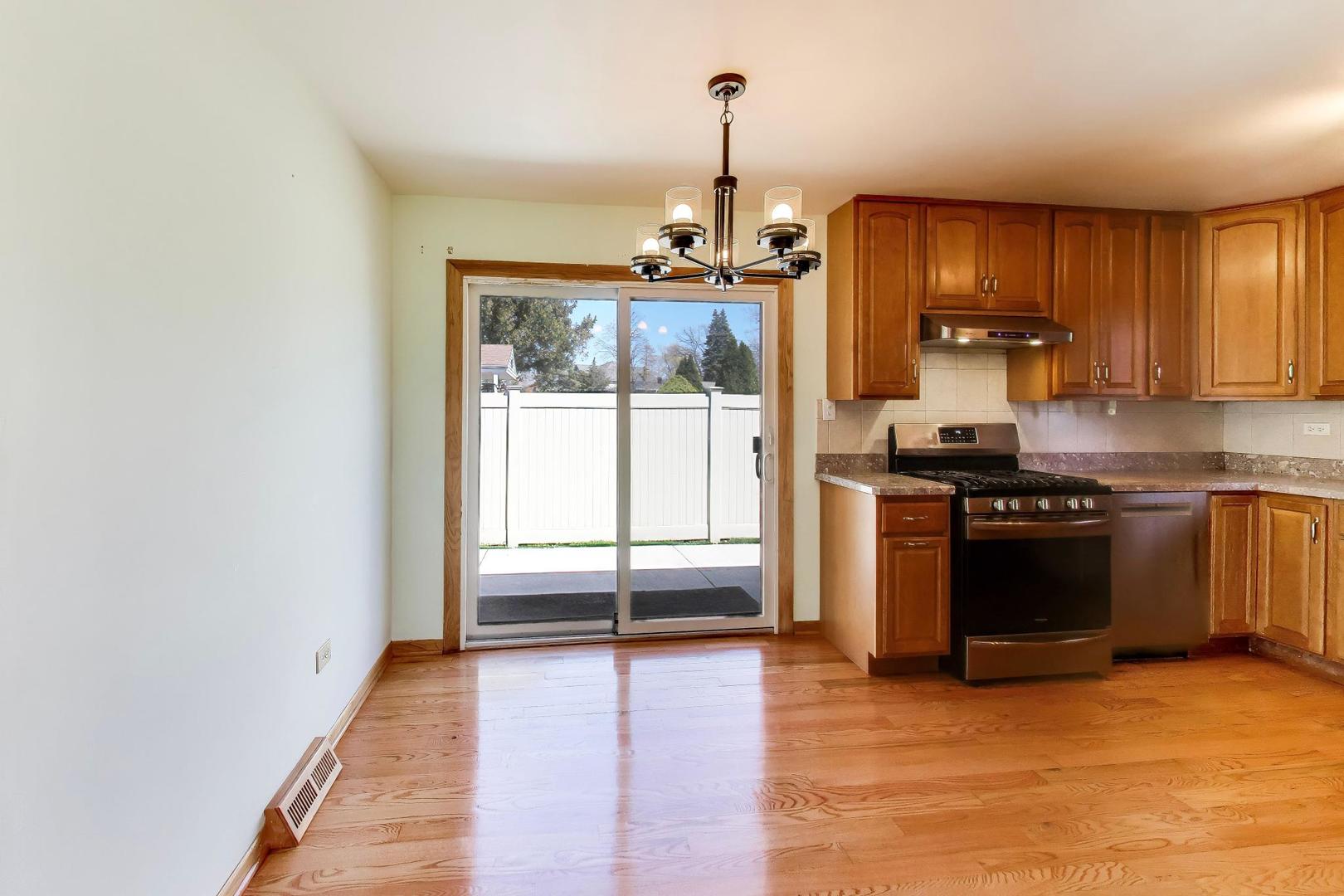 10864 Liberty Grove Drive, Willow Springs, IL 60480