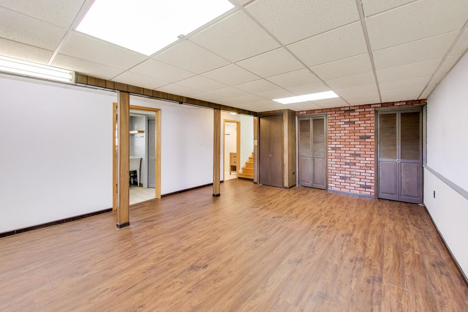 10864 Liberty Grove Drive, Willow Springs, IL 60480