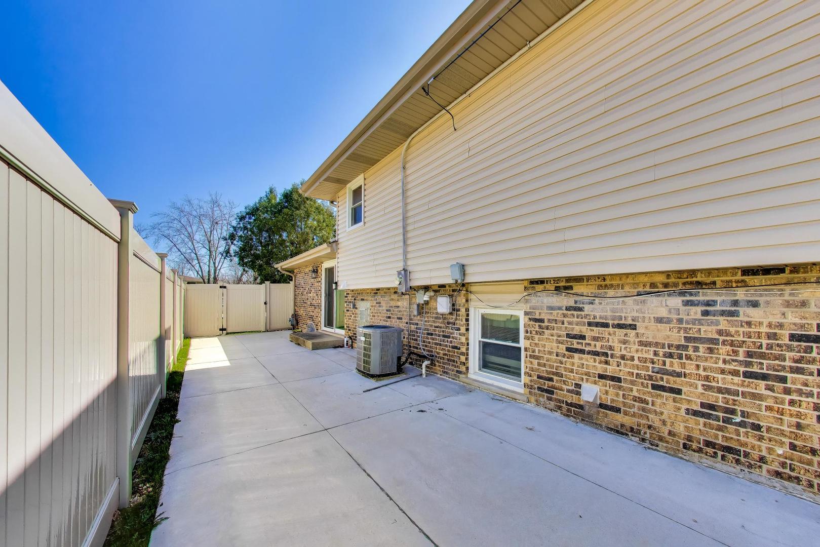 10864 Liberty Grove Drive, Willow Springs, IL 60480