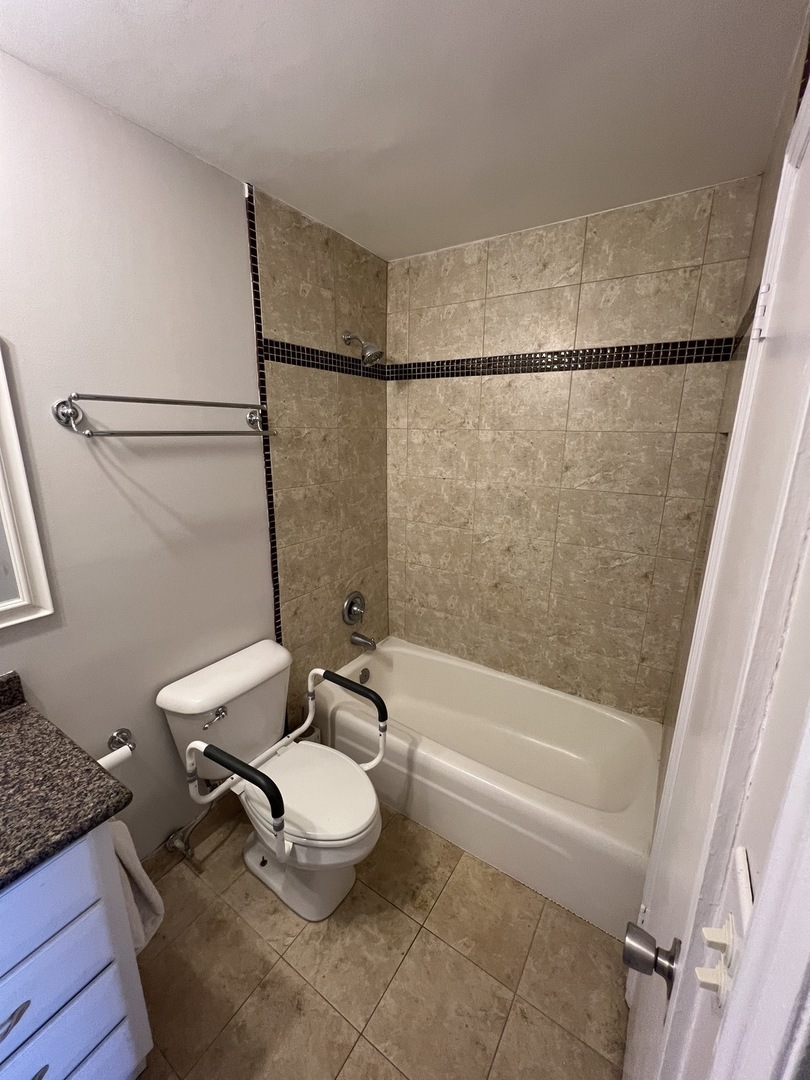 5000 Carriageway Drive #106, Rolling Meadows, IL 60008