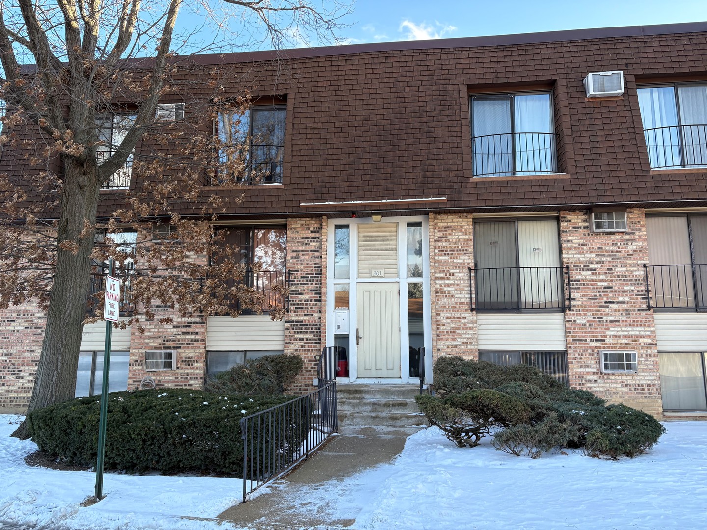 201 N Waters Edge Drive #101, Glendale Heights, IL 60139