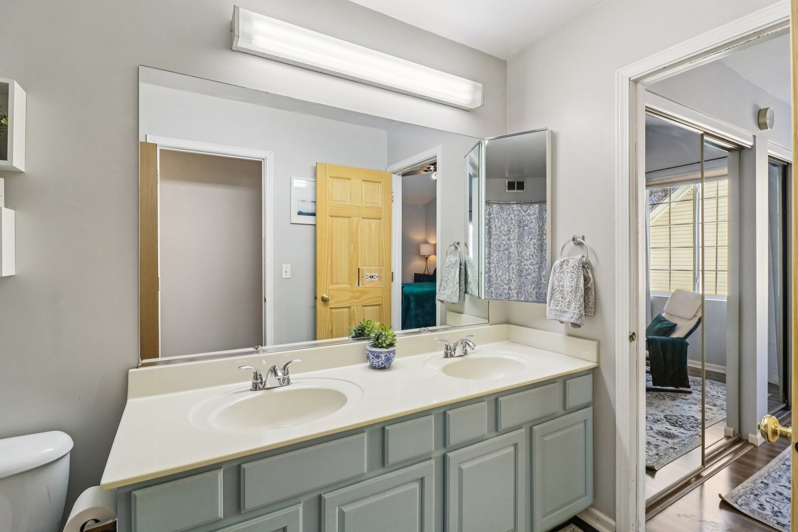 241 W Whispering Oaks Lane, Round Lake, IL 60073