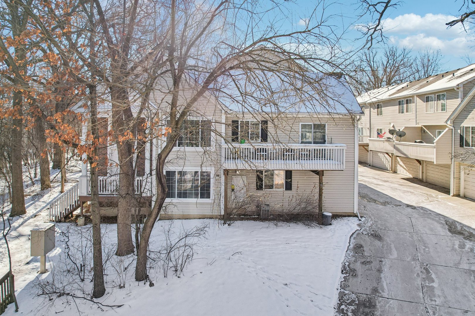 241 W Whispering Oaks Lane, Round Lake, IL 60073