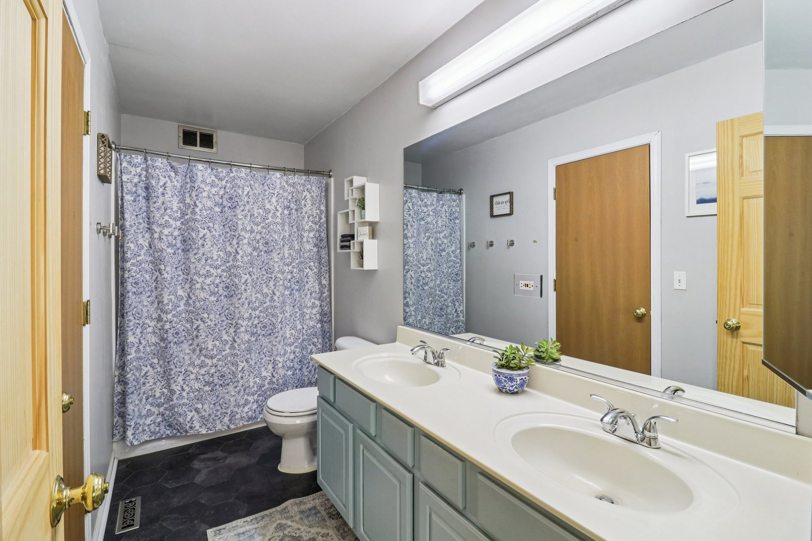 241 W Whispering Oaks Lane, Round Lake, IL 60073