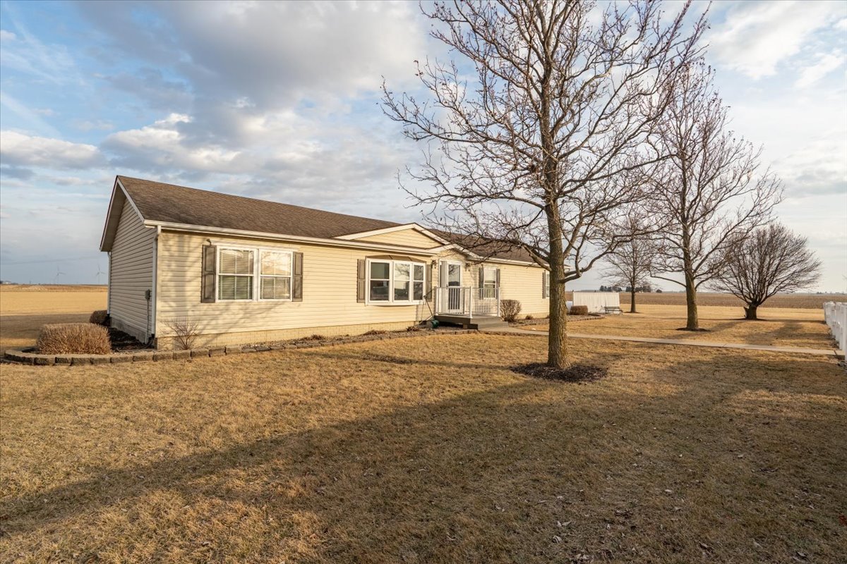 26151 E 2500 North Road, Lexington, IL 61753