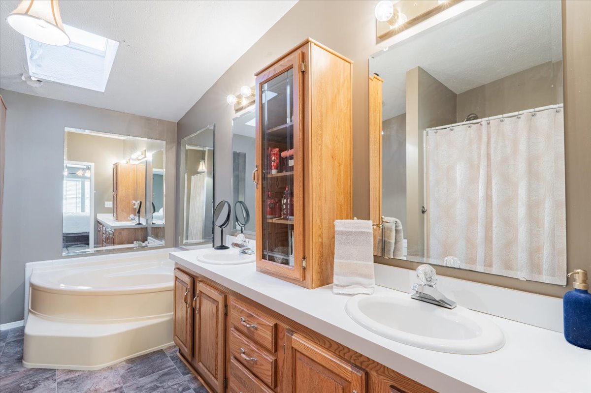 26151 E 2500 North Road, Lexington, IL 61753