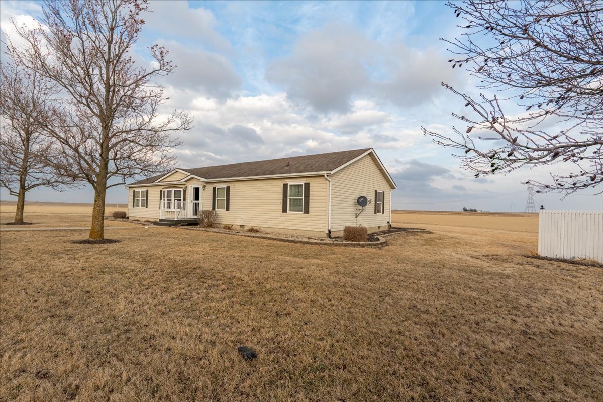 26151 E 2500 North Road, Lexington, IL 61753