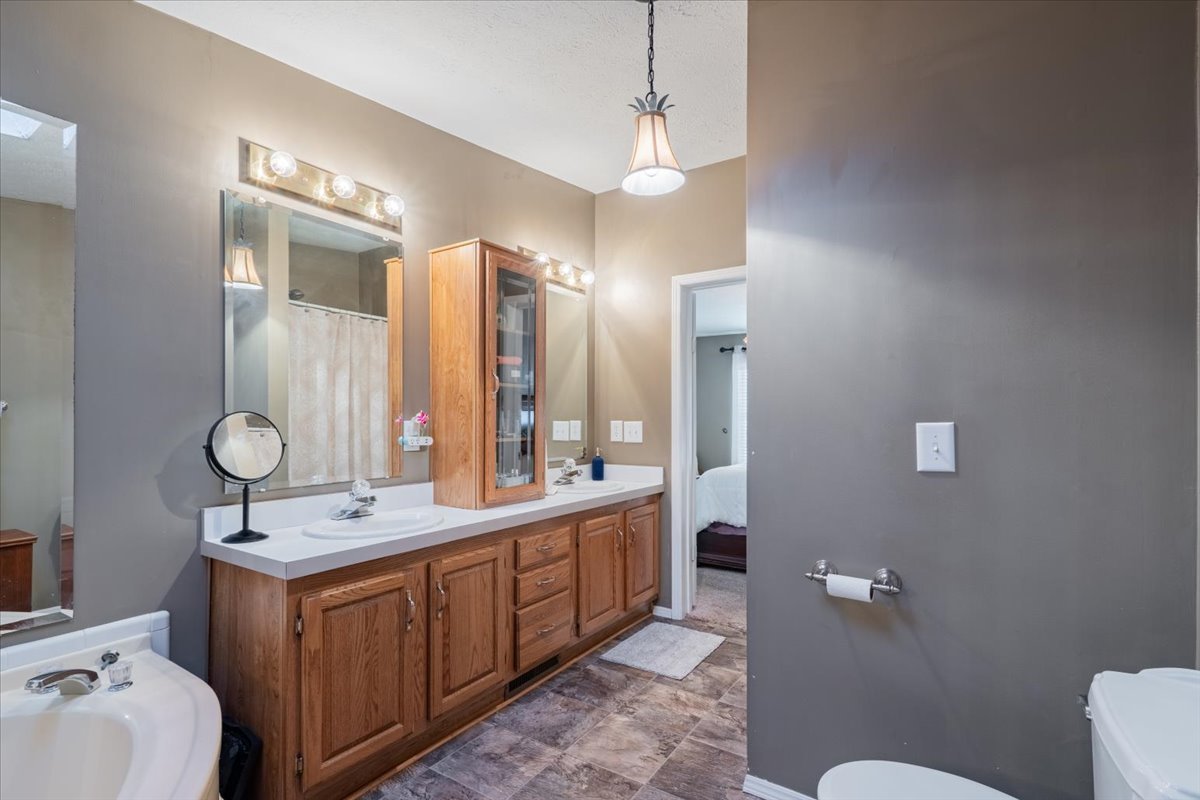 26151 E 2500 North Road, Lexington, IL 61753