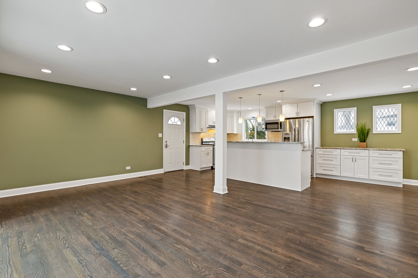 586 N 7th Avenue, Des Plaines, IL 60016