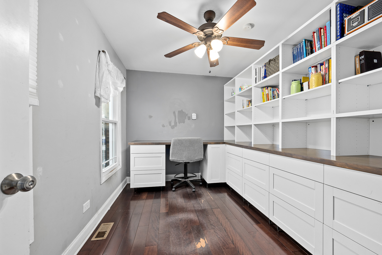 6767 Greenleaf Street, Woodridge, IL 60517