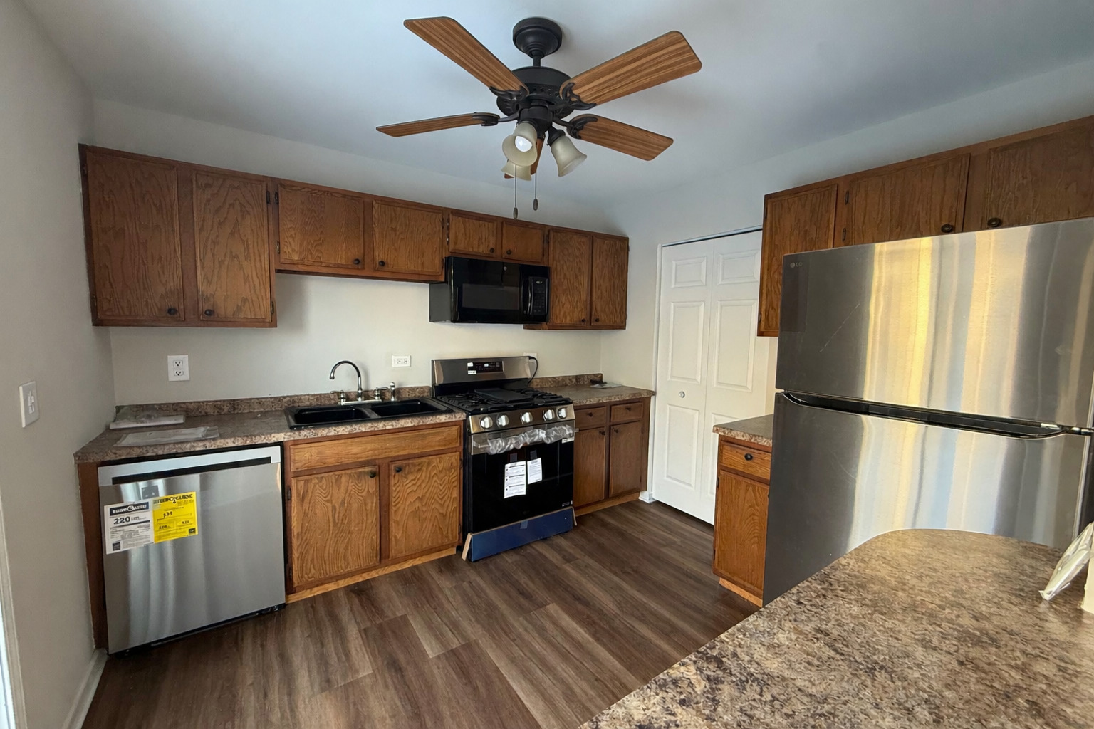 1333 PETERSBURG Court, Carol Stream, IL 60188