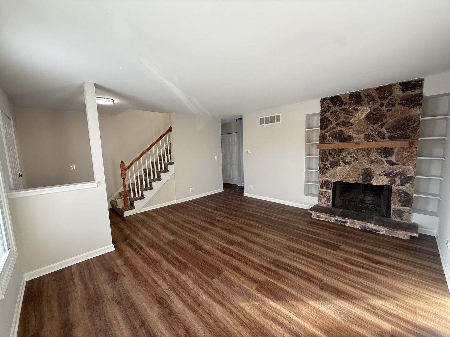 1333 PETERSBURG Court, Carol Stream, IL 60188