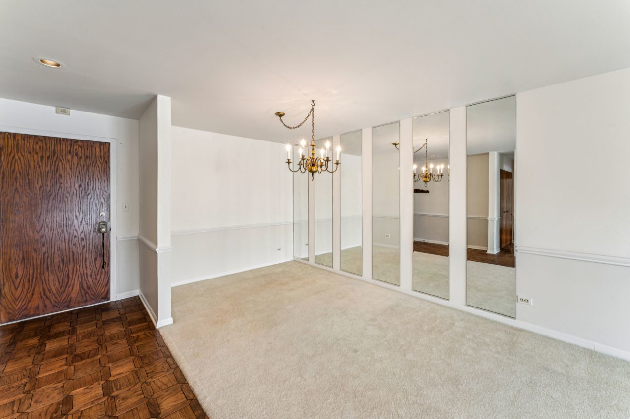 101 Old Oak Drive #216, Buffalo Grove, IL 60089