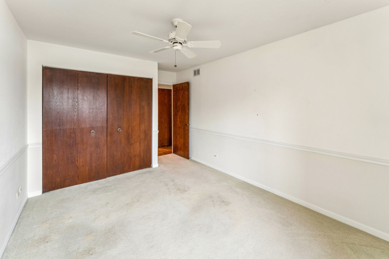 101 Old Oak Drive #216, Buffalo Grove, IL 60089