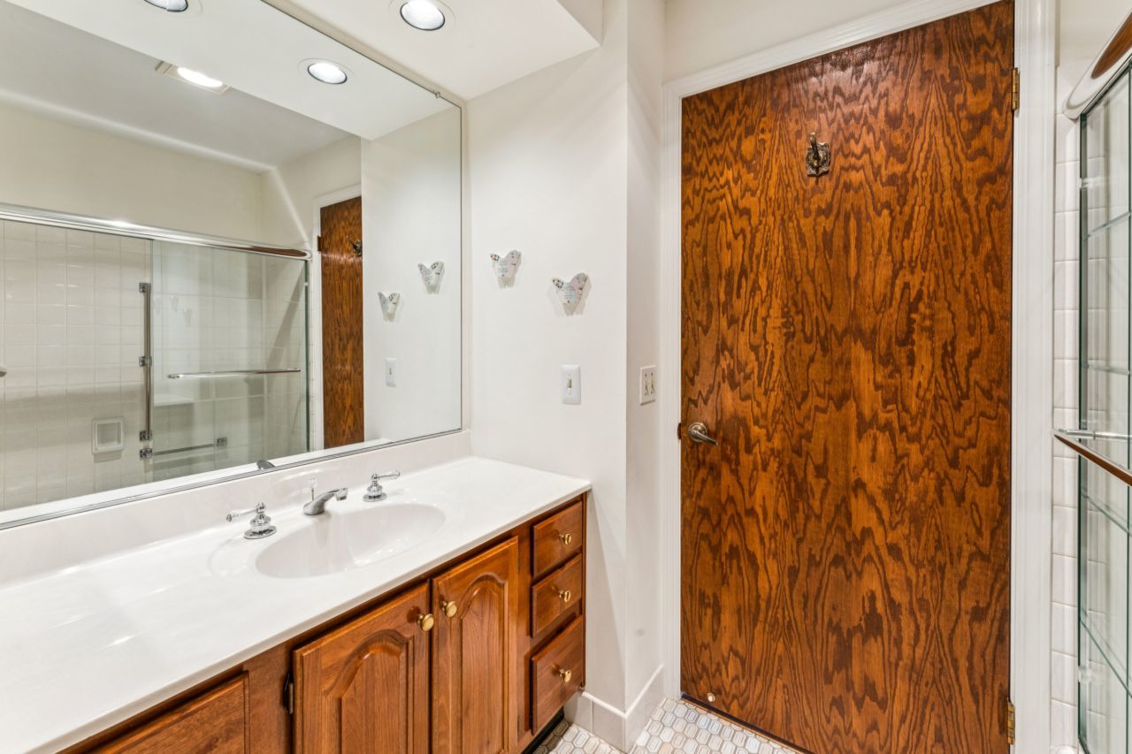 101 Old Oak Drive #216, Buffalo Grove, IL 60089