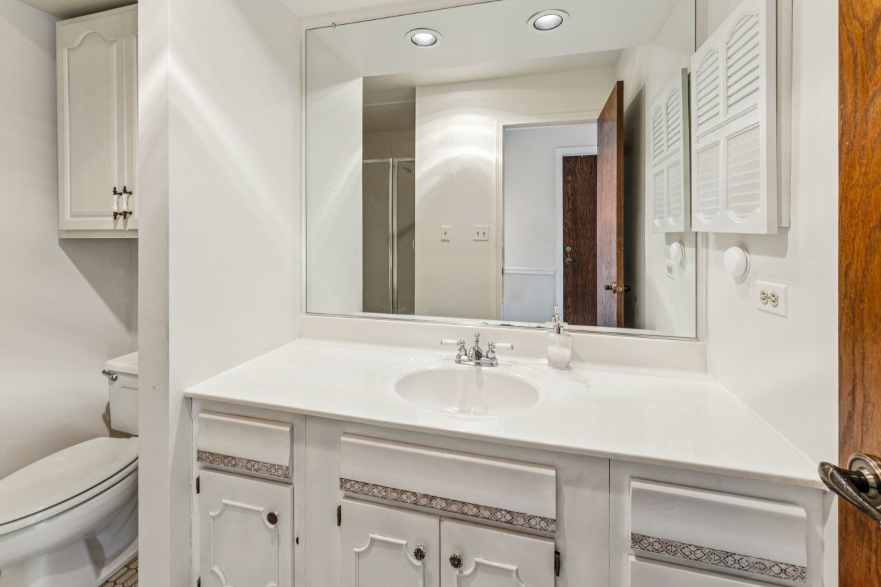 101 Old Oak Drive #216, Buffalo Grove, IL 60089