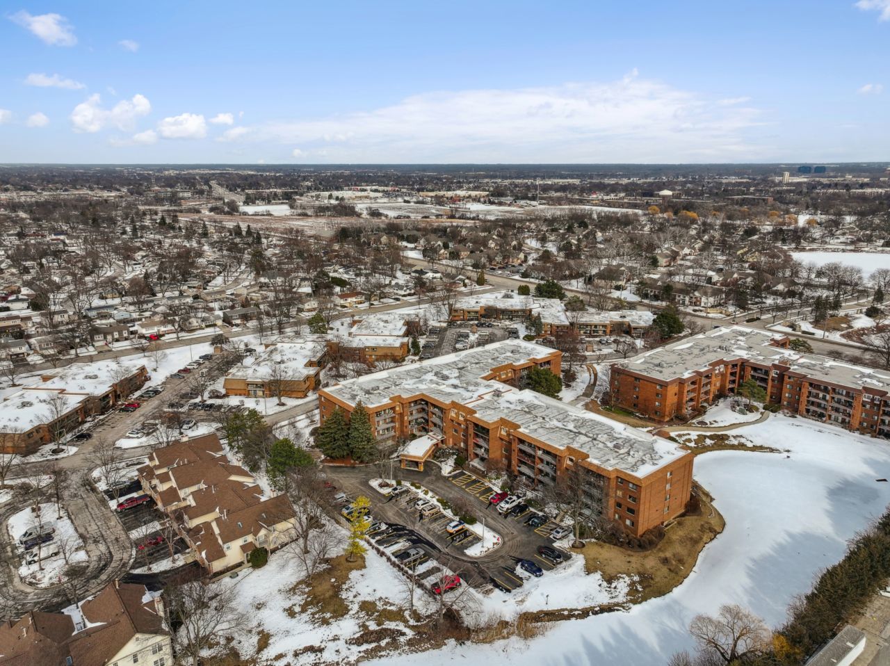 101 Old Oak Drive #216, Buffalo Grove, IL 60089