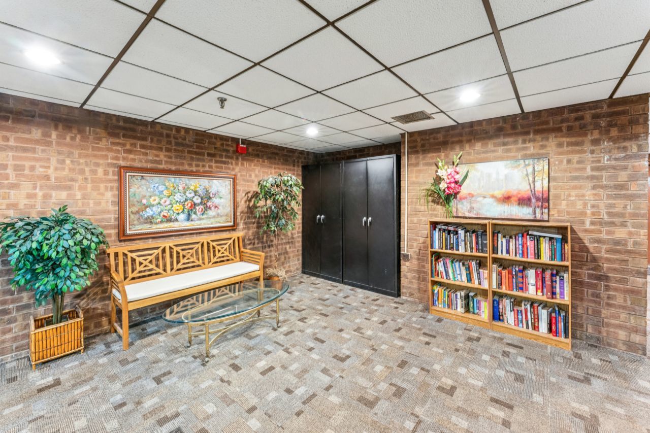 101 Old Oak Drive #216, Buffalo Grove, IL 60089