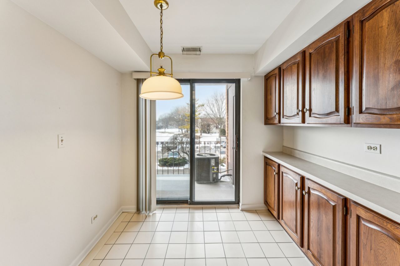 101 Old Oak Drive #216, Buffalo Grove, IL 60089