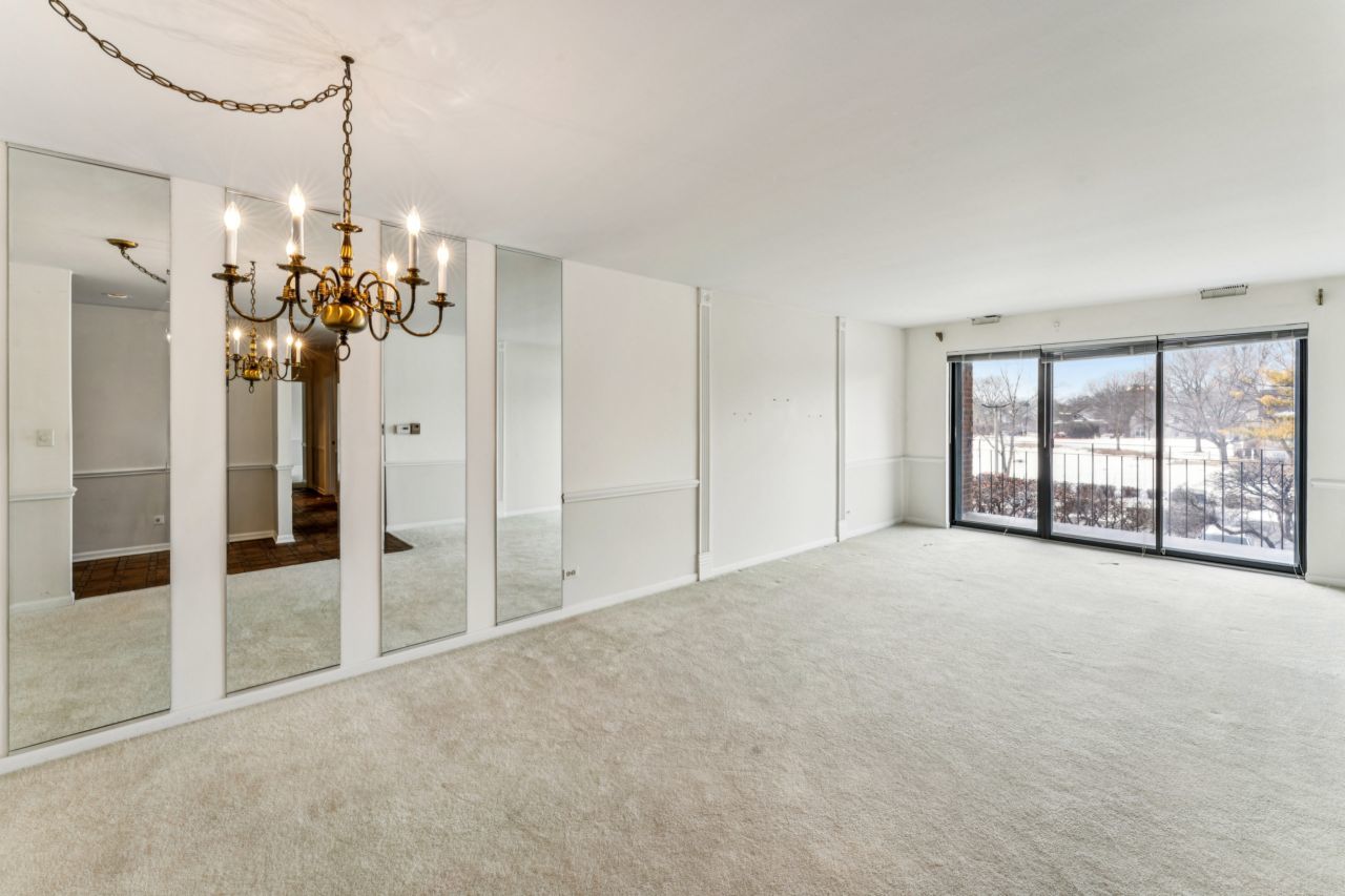 101 Old Oak Drive #216, Buffalo Grove, IL 60089