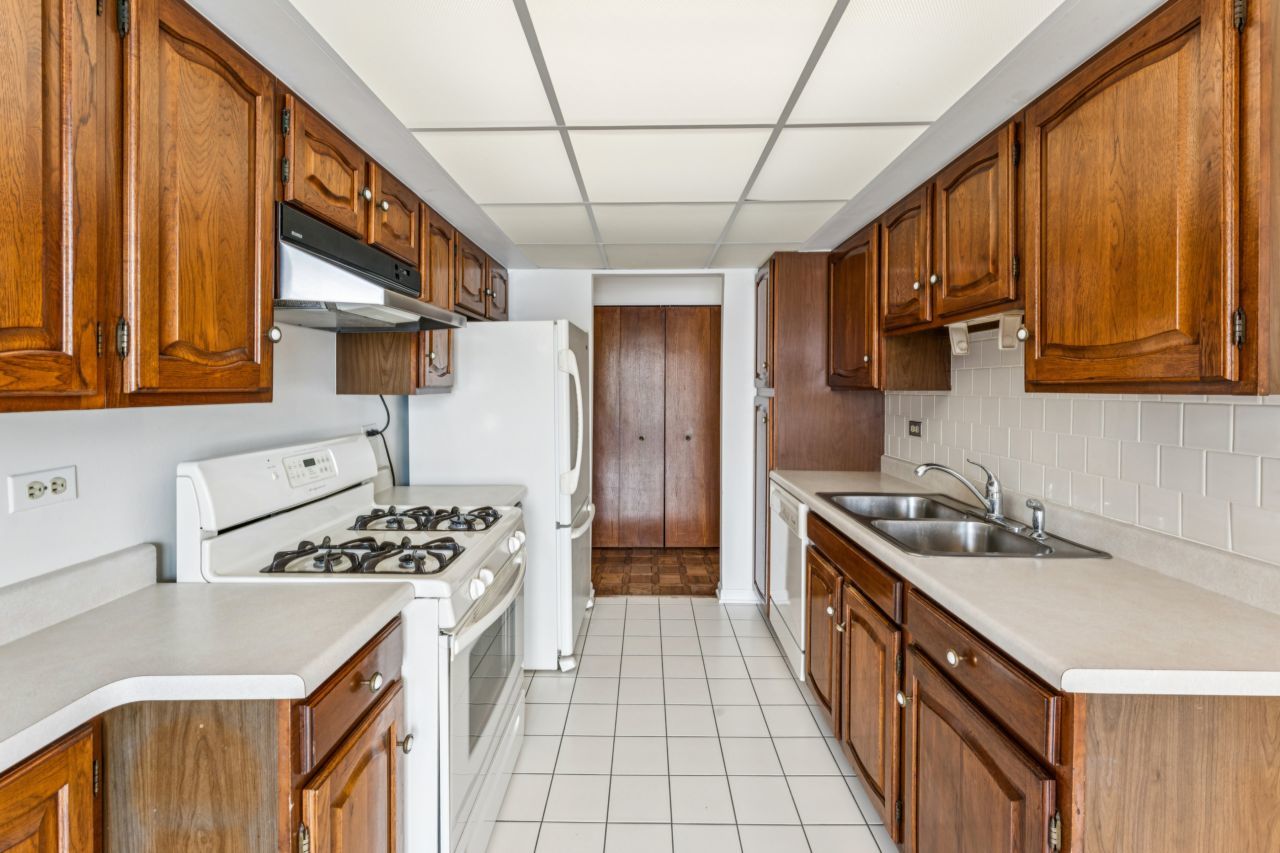 101 Old Oak Drive #216, Buffalo Grove, IL 60089