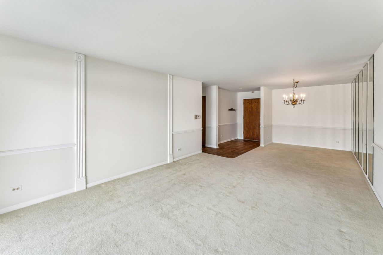 101 Old Oak Drive #216, Buffalo Grove, IL 60089