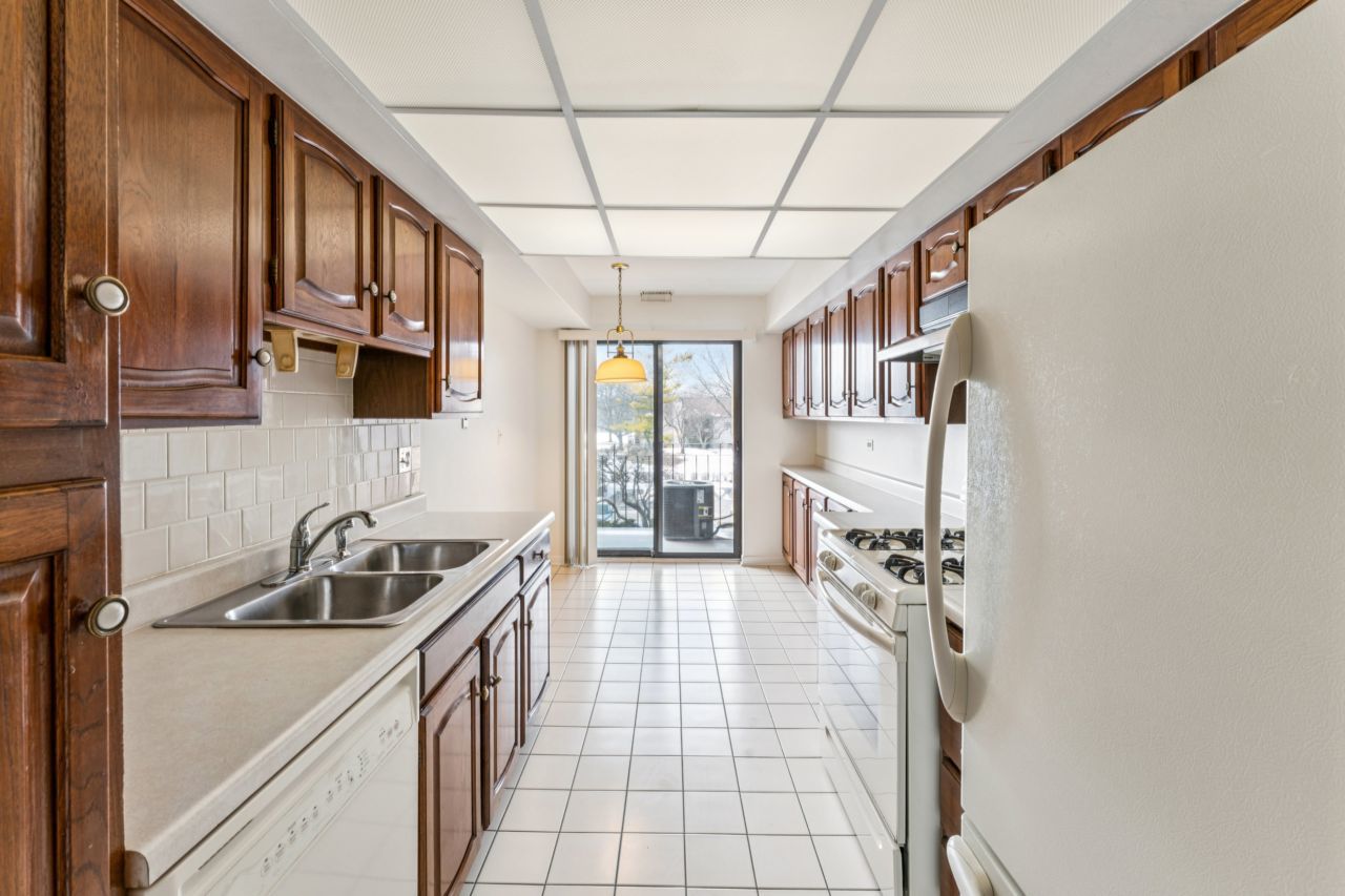 101 Old Oak Drive #216, Buffalo Grove, IL 60089