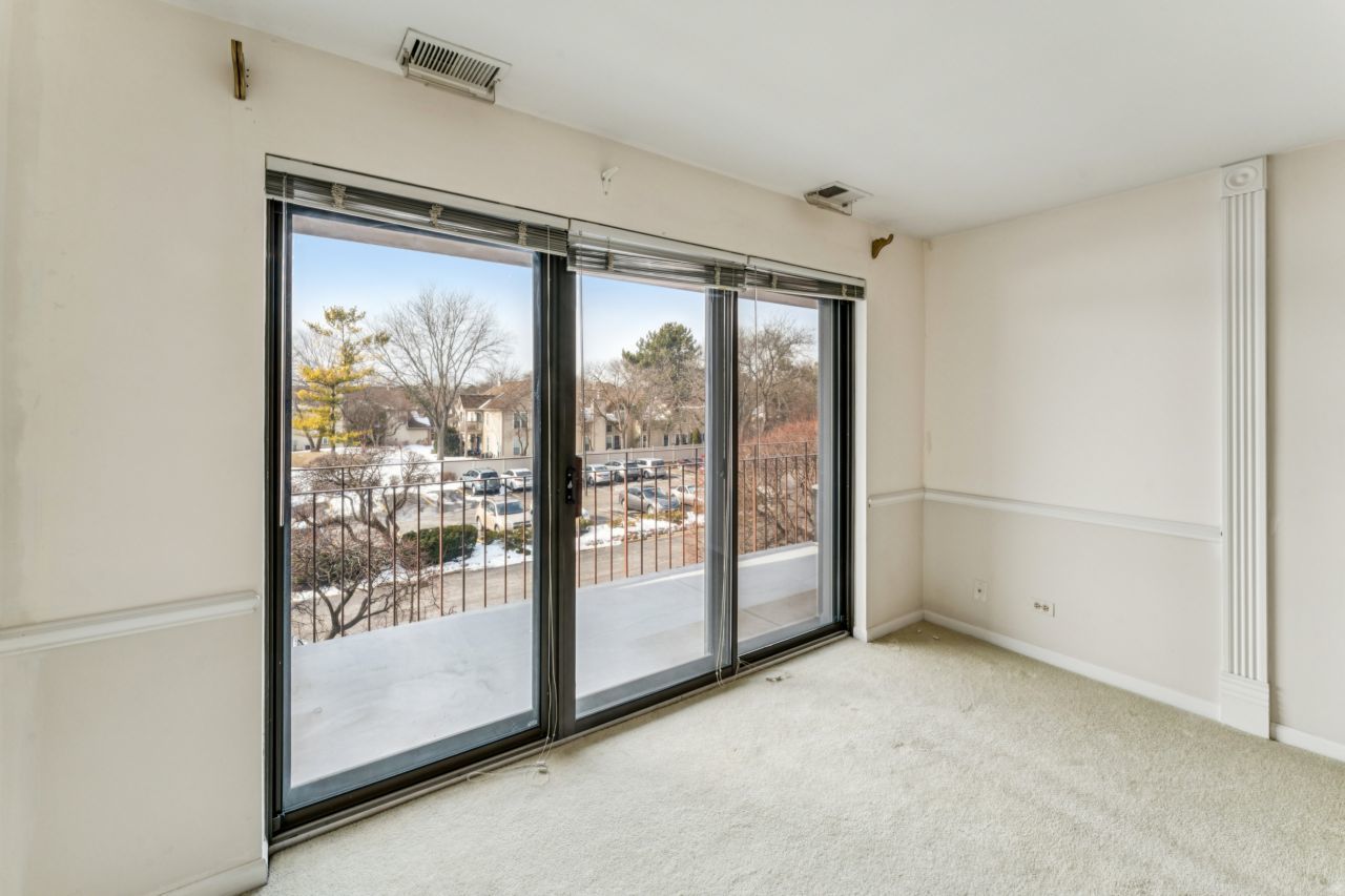 101 Old Oak Drive #216, Buffalo Grove, IL 60089