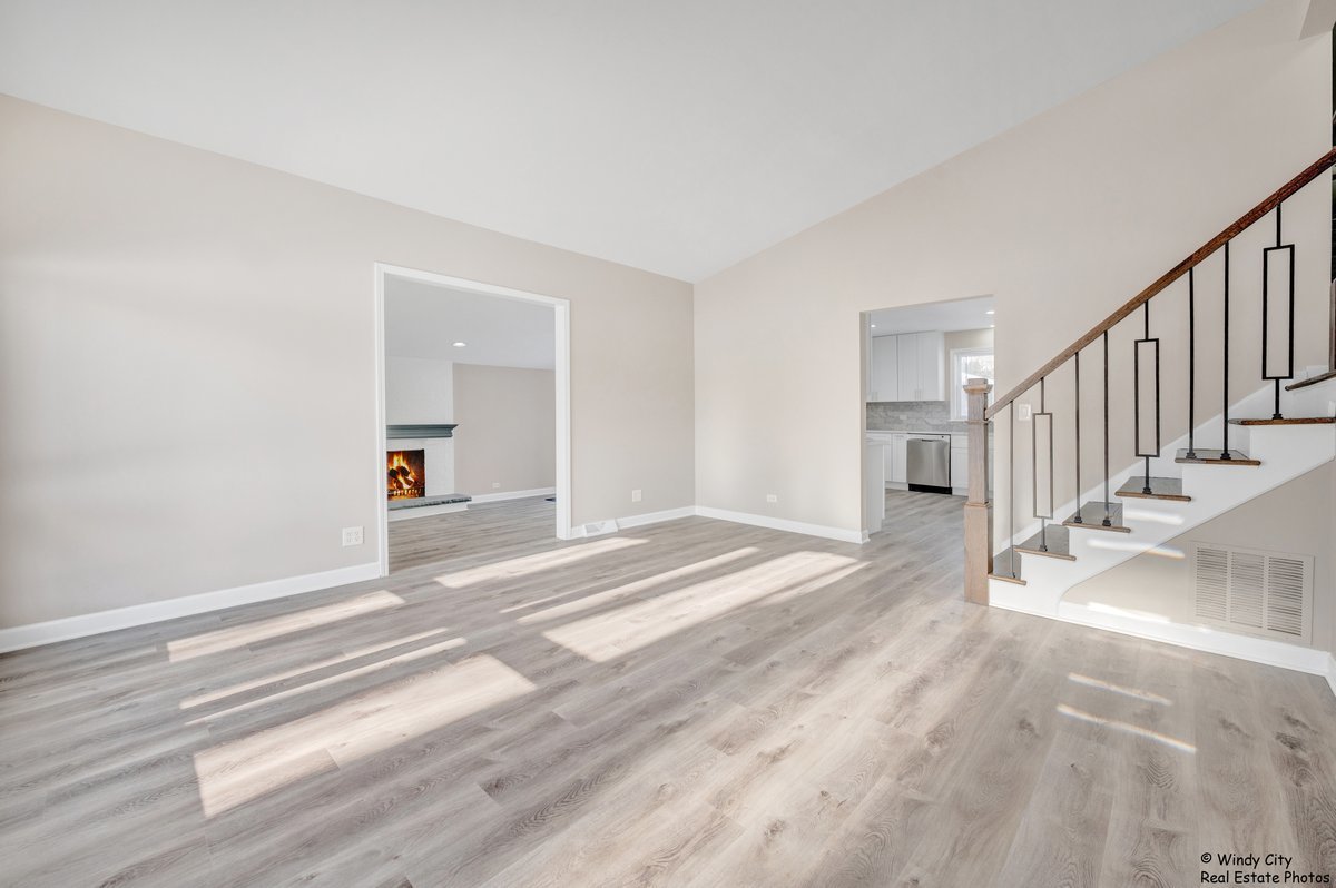 2208 Sprucewood Lane, Lindenhurst, IL 60046