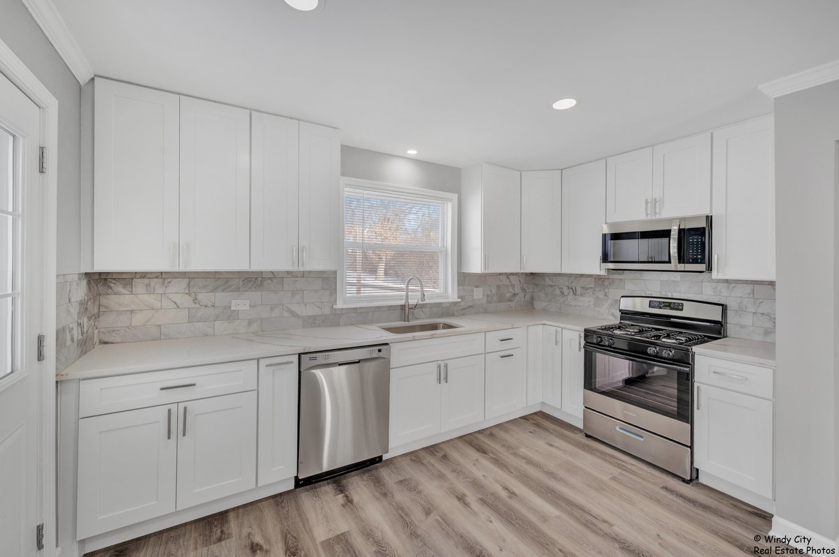 2208 Sprucewood Lane, Lindenhurst, IL 60046