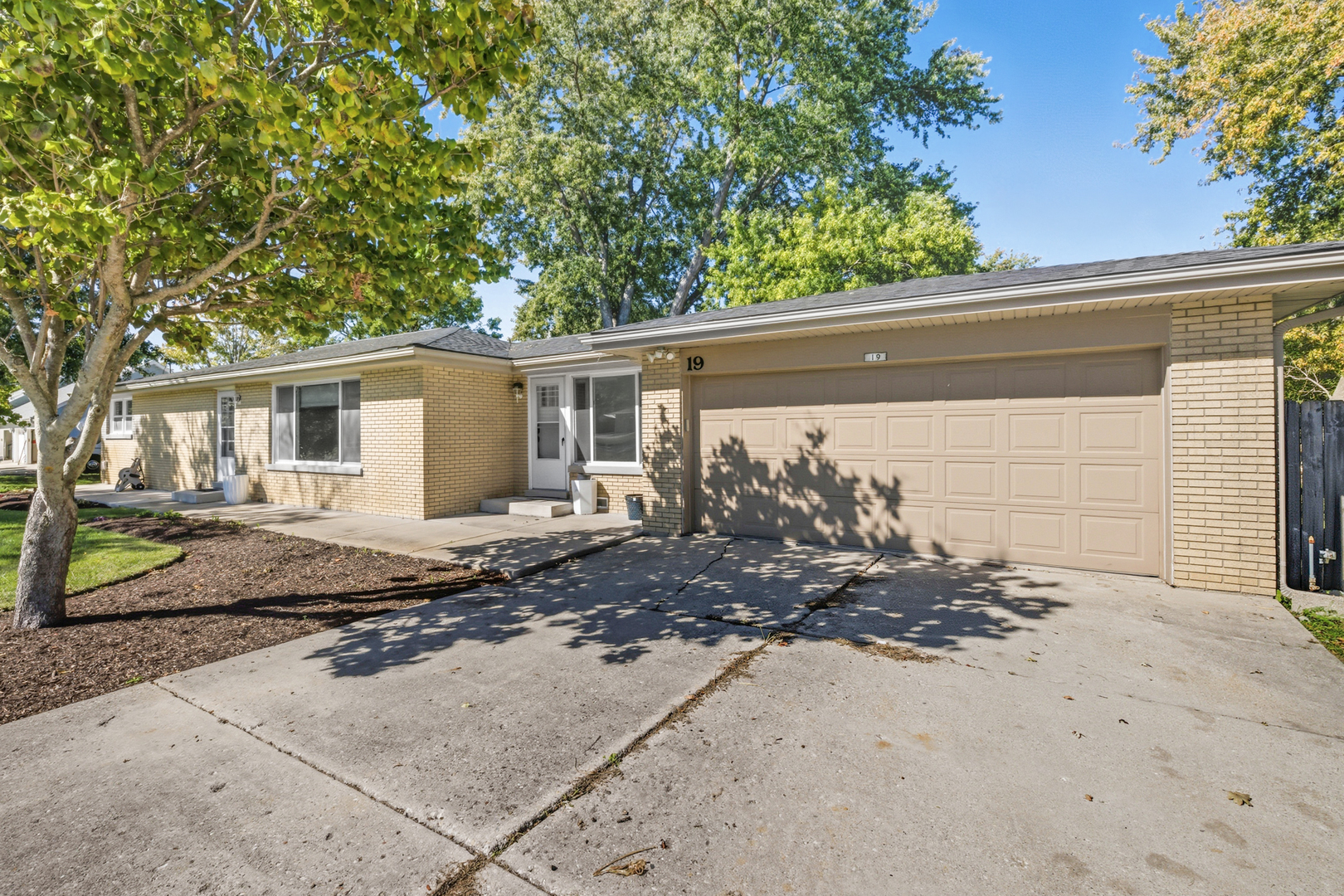 19 Brookside Lane, Bristol, IL 60512