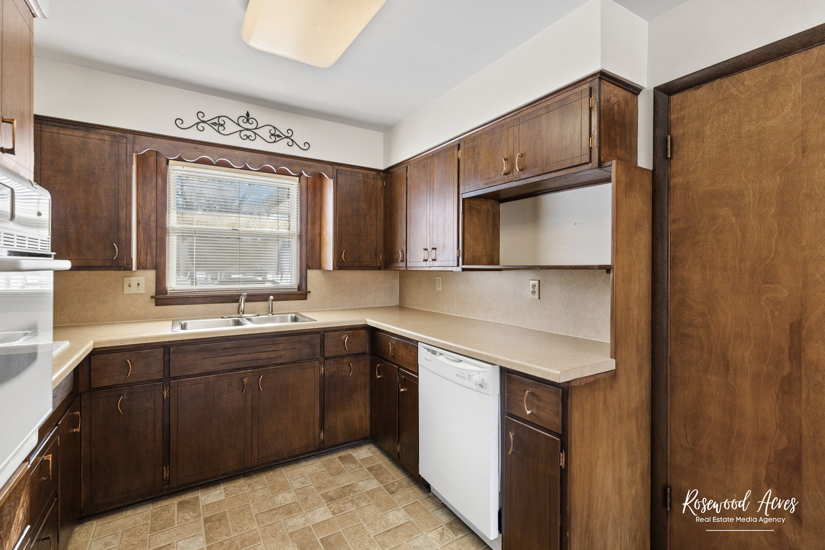 160 E Pendexter Avenue, Watseka, IL 60970