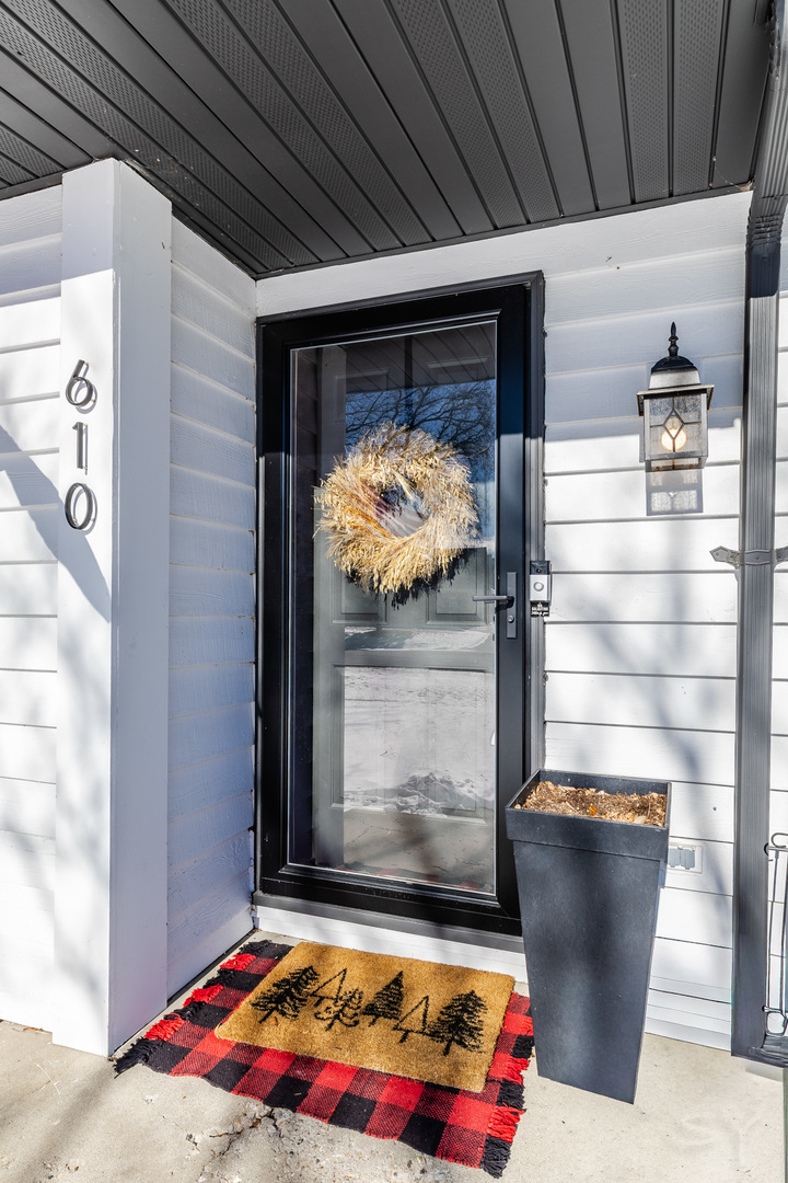 610 W WEGNER Road, McHenry, IL 60051