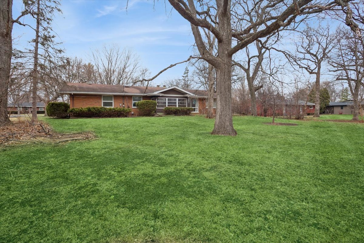 207 Town Acres Lane, Roselle, IL 60172