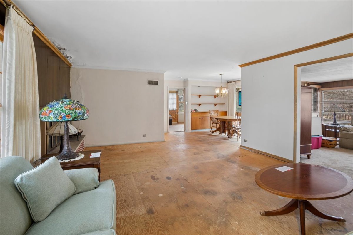 207 Town Acres Lane, Roselle, IL 60172