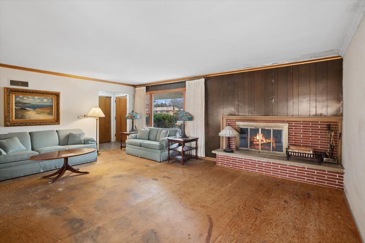 207 Town Acres Lane, Roselle, IL 60172